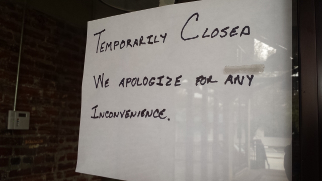 A sign on the door of Rezagarse restaurant in Decatur says it is temporarily closed. Photo by Dena Mellick