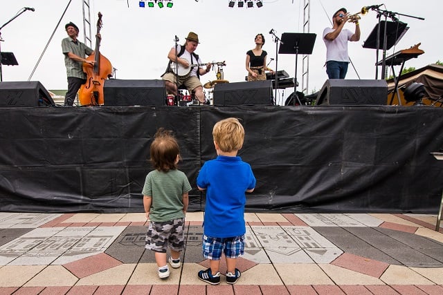 Young fans of Tray Dahl and the Jugtime Ragband enjoy the music.
