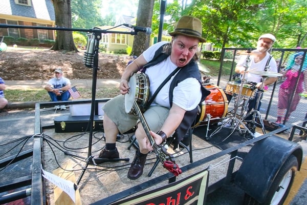 Tray Dahl entertains the crowd with a live musical performance along with The Jugtime Ragband. Photo by Travis Hudgons